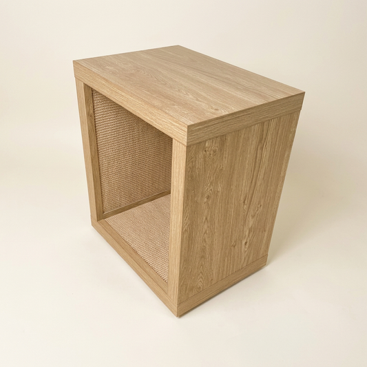 Mesa con rascador de madera clara sobre fondo crema
