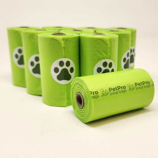 Rollos de bolsas PetPro verdes sobre fondo crema